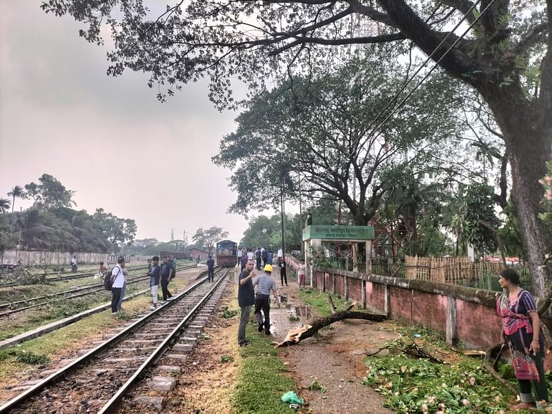 ঝড়ে লাউয়াছড়ায় গাছ পড়ার কারণে শ্রীমঙ্গল স্টেশনে আটকা পড়েছে জয়ন্তিকা ট্রেন। রোববার বিকেলে