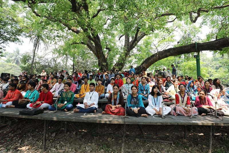 রাজধানীর রমনা বটমূলে বর্ষবরণ উপলক্ষে ছায়ানটের শেষ মুহূর্তের প্রস্তুতি