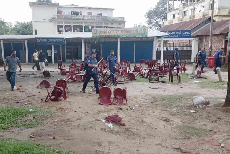 বিশ্বনাথে মেয়র ও সংরক্ষিত নারী কাউন্সিলরের লোকজনের মধ্যে সংঘর্ষের ঘটনা ঘটেছে। এ সময় আশপাশের দোকানপাট ও অটোরিকশা ভাঙচুর করা হয়। রোববার বিকেলে উপজেলার নতুন বাজার এলাকায়