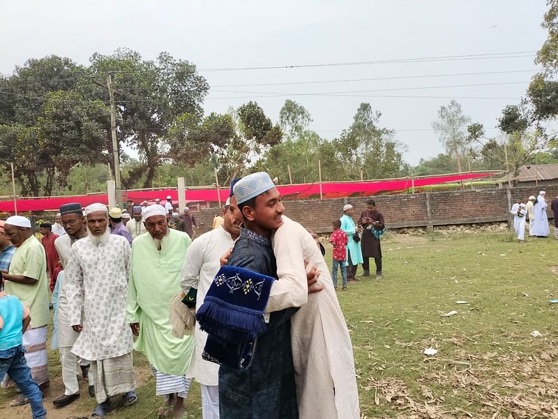 ঈদের নামাজ শেষে কোলাকুলিতে ব্যস্ত দুই তরুণ। আজ বৃহস্পতিবার সকালে রংপুরের তারাগঞ্জের ইকরচালী ঈদগাহ মাঠে