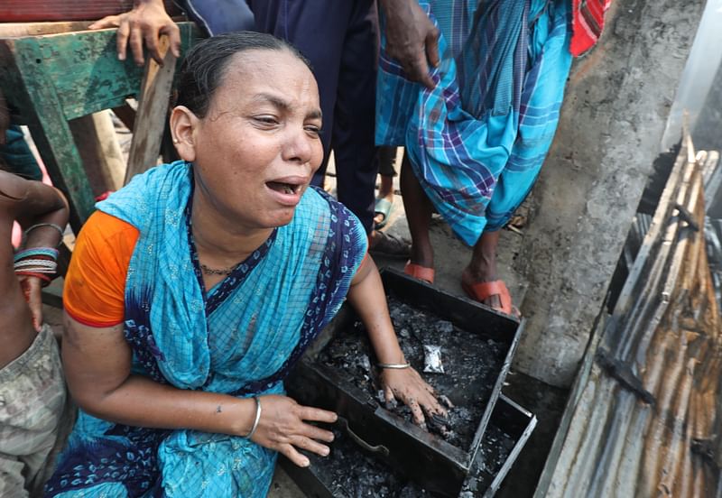 আলমারির এই ড্রয়ারে রাখা ছিল মেয়ের অস্ত্রোপচারের জন্য টাকা রেখেছিলেন সুগন্ধা দাস। সেই টাকা আগুনে পুড়ে ছাই