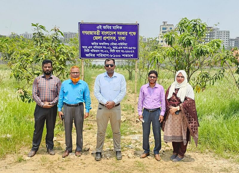 খাসজমি উদ্ধারের পর সেখানে সাইনবোর্ড টাঙিয়ে দেওয়া হয়। ঢাকা, ৩০ এপ্রিল