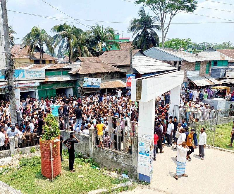 বেতাগী উপজেলা পরিষদ নির্বাচনে চেয়ারম্যান পদপ্রার্থী খলিলুর রহমান খান নেতা–কর্মীদের নিয়ে মনোনয়নপত্র জমা দেন। গত রোববার উপজেলা পরিষদ কার্যালয়ে