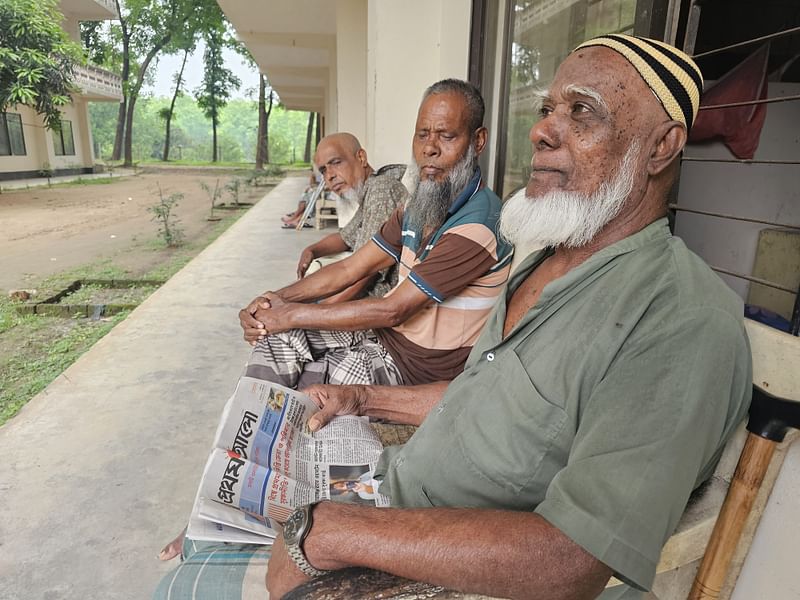 বৃদ্ধাশ্রমের বারান্দায় বসে সময় কাটান বাসিন্দারা। গতকাল বুধবার গাজীপুর সদর উপজেলার হোতাপাড়া মণিপুর বয়স্ক পুনর্বাসনকেন্দ্রে