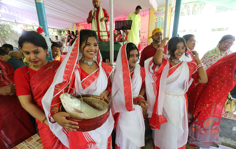 বাহারি সাজে মেলায় অংশ নেন তরুণীরা। রোববার সকালে বগুড়া শহরের এডওয়ার্ড পার্কে