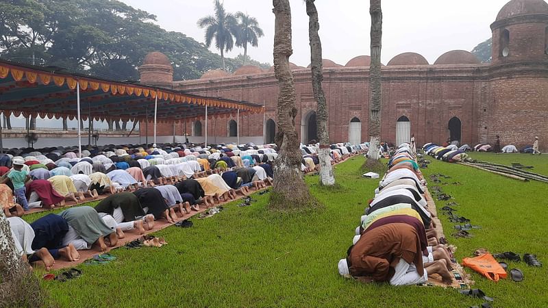 বিশ্ব ঐতিহ্য ষাটগম্বুজ মসজিদে অনুষ্ঠিত হয়েছে বাগেরহাটে ঈদের প্রধান জামাত। বৃহস্পতিবার সকাল সাড়ে ৭টায় তোলা ছবি