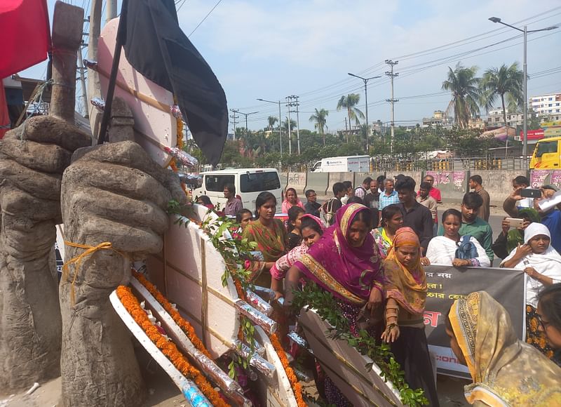 প্রতিবাদ-প্রতিরোধ শহিদ বেদিতে আজ বুধবার রানা প্লাজা ধসে নিহত ব্যক্তিদের প্রতি ফুল দিয়ে শ্রদ্ধা জানানো হয়