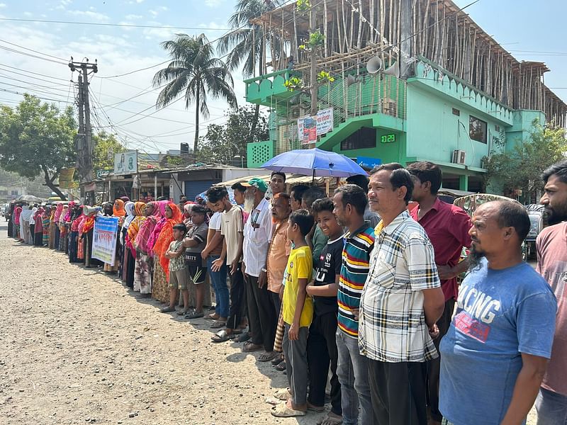 পাবনার ঈশ্বরদীতে গৃহবধূকে হত্যার প্রতিবাদে মানববন্ধন হয়েছে। আজ বৃহস্পতিবার সকালে উপজেলা সদরের রেলগেট এলাকায়