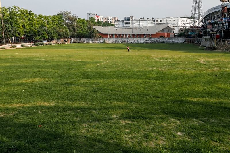 দখলমুক্ত করার পাশাপাশি স্টেডিয়ামে লাগানো হয়েছে সবুজ ঘাস। এতে মাঠটির চেহারা বদলে গেছে। গত সোমবার বিকেলে তোলা।