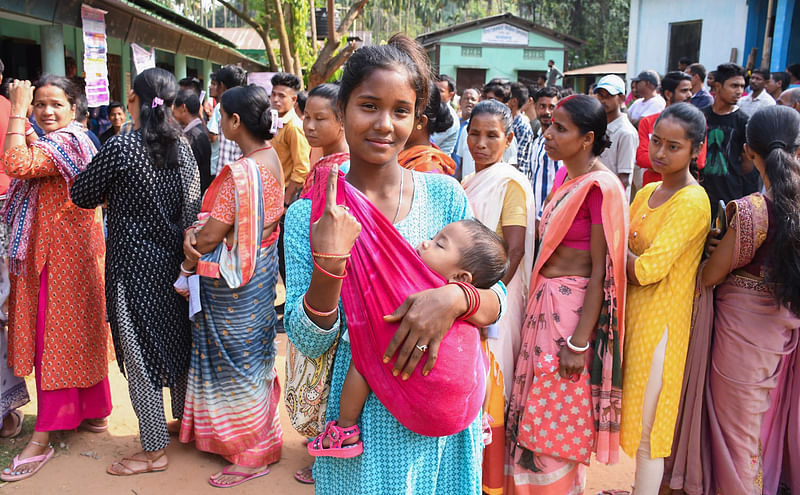 আসাম রাজ্যের মরিগাঁও জেলায় ভোট দেওয়ার পর কালিমাখা আঙুল দেখাচ্ছেন এক ভোটার। ২৬ এপ্রিল