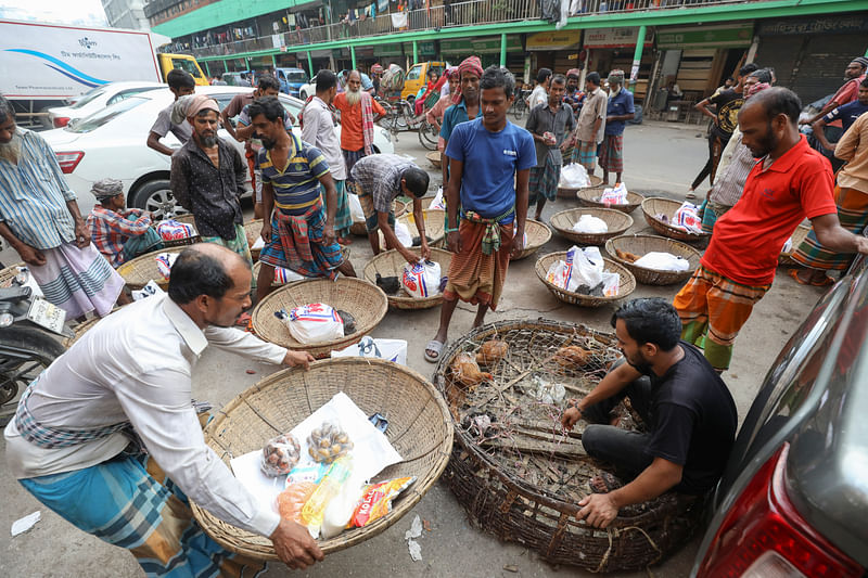 বাজারের কাঠপট্টি এলাকায় মিন্তিদের মধ্যে চাল, ডাল, ভোজ্যতেলসহ ৯ ধরনের খাদ্যপণ্য বিতরণ করা হয়