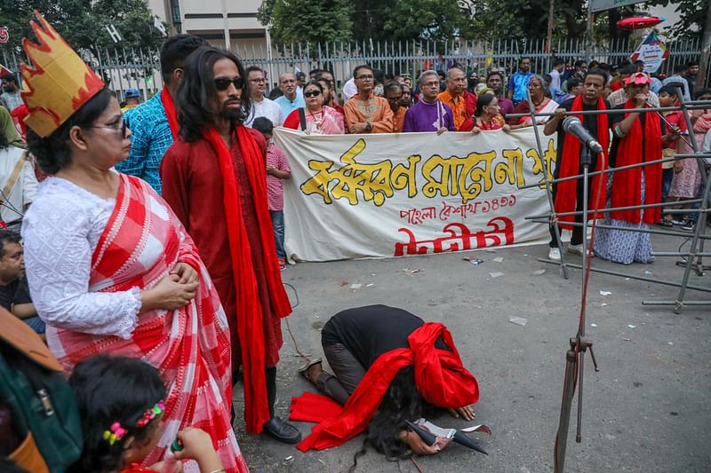 বর্ষবরণ অনুষ্ঠানের সময় সংকোচনের প্রতিবাদে রাজধানীর শাহবাগে সাংস্কৃতিক অনুষ্ঠানের আয়োজন করে উদীচী। ঢাকা, ১৪ এপ্রিল