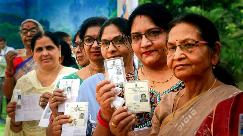 ভারতের পশ্চিমবঙ্গের জলপাইগুড়িতে একটি ভোটকেন্দ্রে সারি ধরে ভোট দেওয়ার অপেক্ষায় ভোটারেরা