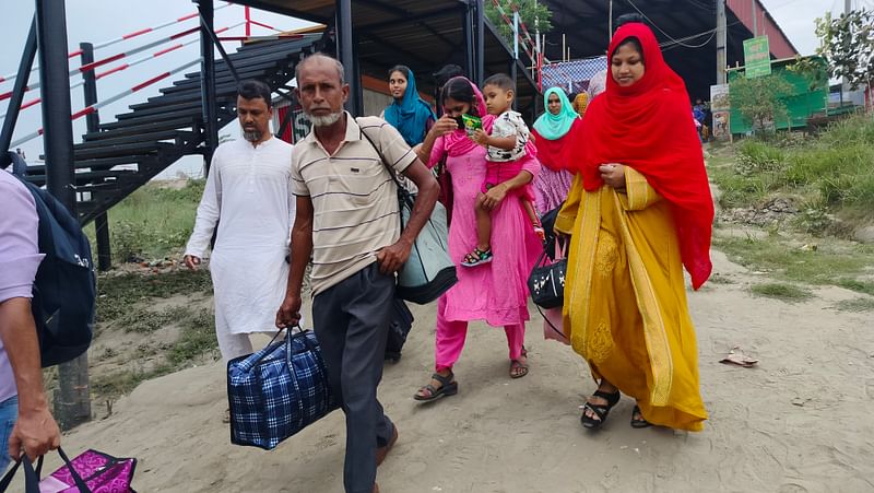 মানিকগঞ্জের পাটুরিয়া লঞ্চঘাটে ঈদে ঘরমুখী মানুষের চাপ বেড়েছে। আজ সোমবার সকালে ঘাট এলাকায়