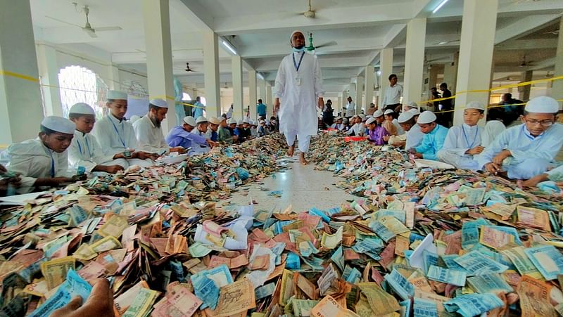 কিশোরগঞ্জের পাগলা মসজিদের দানসিন্দুকের টাকা গণনার কাজ করছে মাদ্রাসার প্রায় দেড় শতাধিক খুদে শিক্ষার্থী, ব্যাংকের অর্ধশত কর্মী এবং মসজিদ কমিটি ও আইনশৃঙ্খলা রক্ষাকারী বাহিনীর সদস্য মিলে প্রায় আড়াই শ লোক। আজ শনিবার সকালে জেলা শহরের নরসুন্দা নদীর তীরের মসজিদ প্রাঙ্গণে