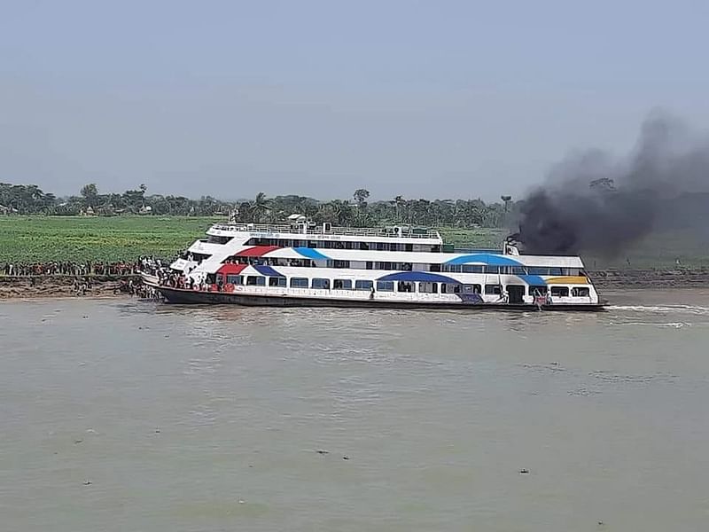 চাঁদপুরের হাইমচরে মেঘনা নদীতে বরিশাল থেকে ঢাকাগামী যাত্রীবাহী এমভি কর্ণফুলী-৩ লঞ্চের ইঞ্জিন কক্ষে আগুন লাগার ঘটনা ঘটে