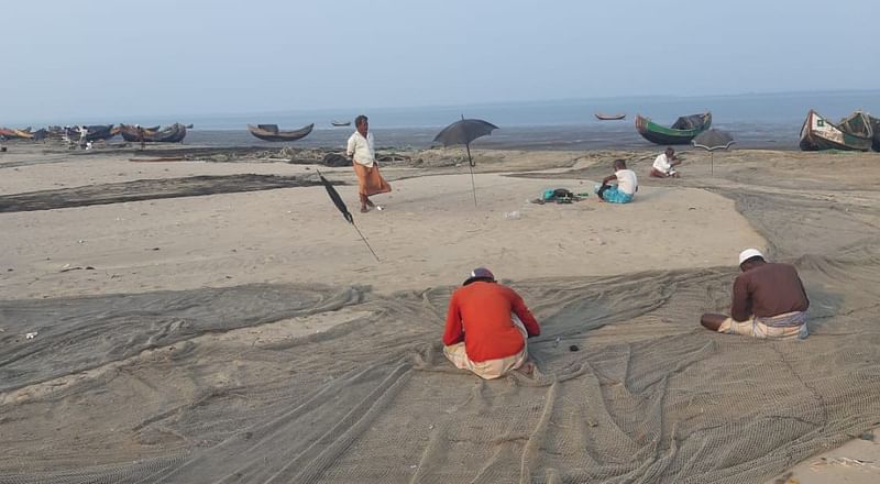 মিয়ানমারের রাখাইন রাজ্যের সংঘাতে নাফ নদীতে মাছ ধরা বন্ধ টানা দুই মাস। বেকার জেলেরা উপকূলে জাল মেরামত করছেন। আজ শুক্রবার টেকনাফের শাহপরীর দ্বীপ জালিয়াপাড়ায়