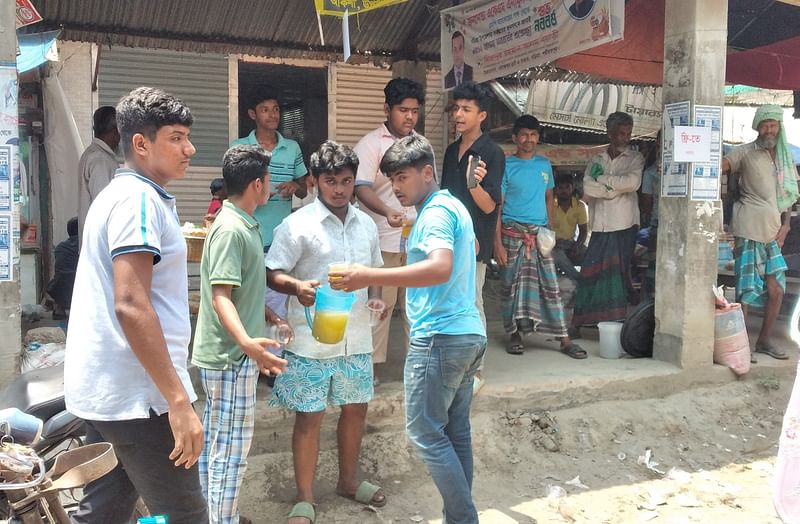 প্রচণ্ড দাবদাহে ক্লান্ত পথচারীদের শরবত পান করায় তারা। গতকাল শনিবার দুপুরে শরীয়তপুরের নড়িয়া উপজেলার ভোজেশ্বর এলাকায়