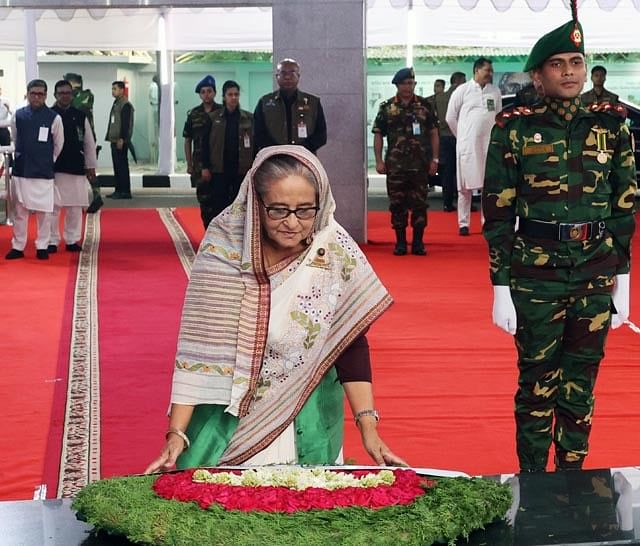 প্রধানমন্ত্রী শেখ হাসিনা ঐতিহাসিক মুজিবনগর দিবসে ধানমন্ডি ৩২ নম্বরে জাতির জনক বঙ্গবন্ধু শেখ মুজিবুর রহমানের প্রতিকৃতিতে পুষ্পস্তবক অর্পণ করে শ্রদ্ধা নিবেদন করেন