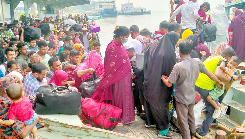 ঈদযাত্রায় আজ মঙ্গলবার মানিকগঞ্জের পাটুরিয়ায় যাত্রীদের প্রচণ্ড ভিড়। মঙ্গলবার সকালে পাটুরিয়া লঞ্চঘাটে