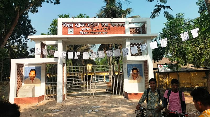 দিনাজপুরের বিরল উপজেলার সিঙ্গুলই হামিদ-হামিদা উচ্চবিদ্যালয় ভোটকেন্দ্রে গতকাল রোববার সহিংসতার ঘটনা ঘটে