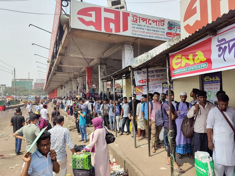 মহাখালীতে এনা পরিবহনের বাসের সামনে টিকিটপ্রত্যাশী মানুষের দীর্ঘ সারি