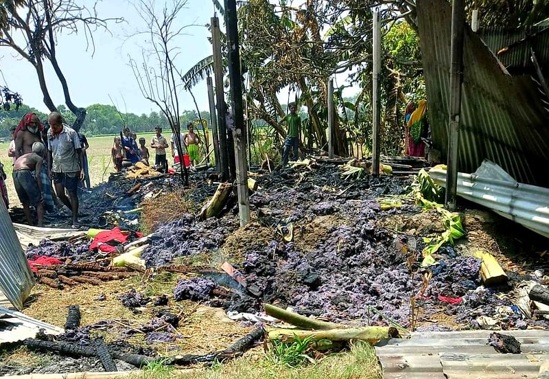 আগুন লেগে সুবল মিস্ত্রি গোটা বাড়িই পুড়ে ভস্মীভূত হয়েছে। আজ সোমবার নাটোরের লালপুর উপজেলার রামকৃষ্ণপুর গ্রামে