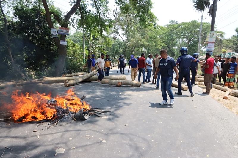 মধুখালীর ঘটনার পর
বিক্ষুব্ধ জনতা সড়ক অবরোধ করলে পুলিশ কাঁদানে গ্যাস ও ফাঁকা গুলি ছুড়ে ছত্রভঙ্গ করে দেয়