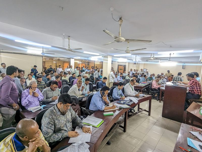 চট্টগ্রামের আগ্রাবাদের প্রগ্রেসিভ টাওয়ারে বাংলাদেশ চা ব্যবসায়ী সমিতির চায়ের নিলাম অনুষ্ঠিত হয়