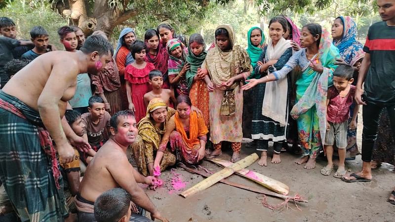 রাজশাহীতে বৃষ্টির জন্য ব্যাঙের বিয়ে দেওয়ার আয়োজন করা হয়। সোমবার দুপুরে জেলার চারঘাট উপজেলার তাতারপুর গ্রামে