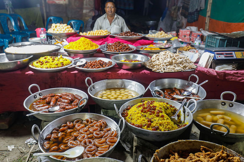 খুলনার মুজগুন্নী ঈদ মেলায় মিষ্টির পসরা