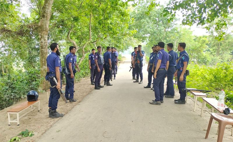 হত্যাকাণ্ডের পর এলাকায় অতিরিক্ত পুলিশ মোতায়েন করা হয়েছে। আজ বৃহস্পতিবার দুপুরে নরসিংদীর রায়পুরায় সোনাকান্দি গ্রামের প্রবেশমুখে