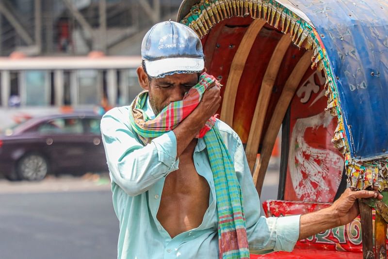 গরমে দিন আনে দিন খায় এমন খেটে খাওয়া মানুষদের কষ্ট বেশি