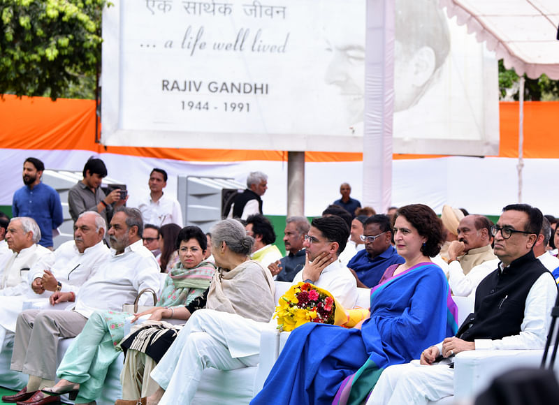 নয়াদিল্লিতে এআইসিসির প্রধান কার্যালয়ে লোকসভা নির্বাচনের ইশেতহার ঘোষণার অনুষ্ঠানে কংগ্রেসের সাধারণ সম্পাদক সোনিয়া গান্ধীসহ দলের অন্য নেতারা। আজ ৫ এপ্রিল