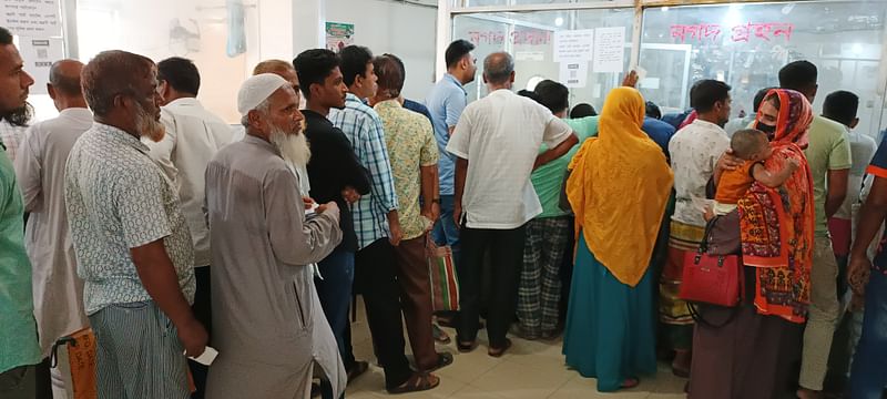 অগ্রণী ব্যাংকের টাকা গরমিলের ঘটনাটি জানাজানির পর গ্রাহকেরা নিজেদের হিসাবের খোঁজ নিতে ব্যাংকে ভিড় করেন। রোববার সকালে কাশিনাথপুর শাখায়