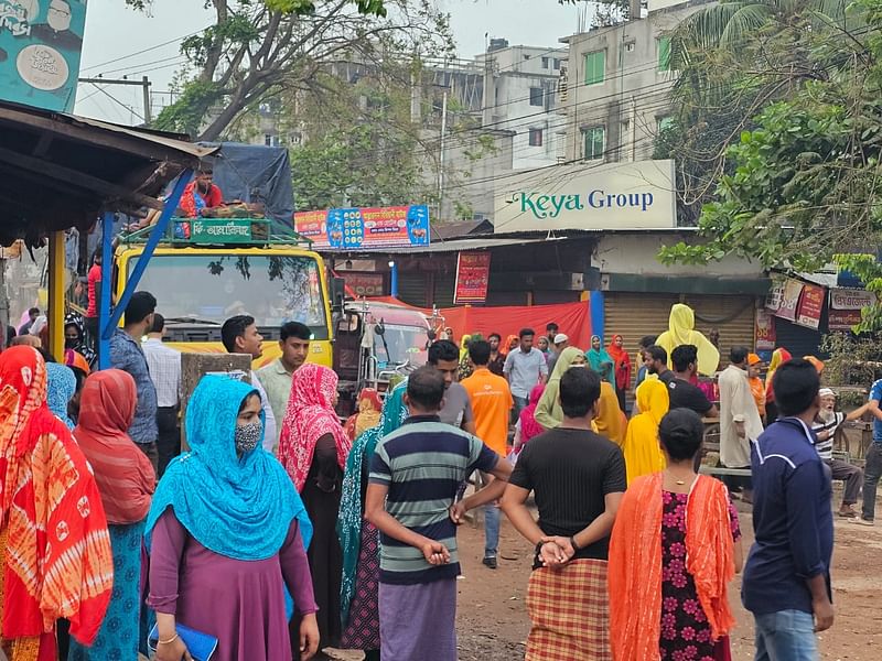 বেতন ও বোনাসের দাবিতে গাজীপুর নগরের জরুন এলাকায় কেয়া গ্রুপের বিভিন্ন কারাখানার শ্রমিকেরা সড়ক অবরোধ করেন। আজ মঙ্গলবার সকালে