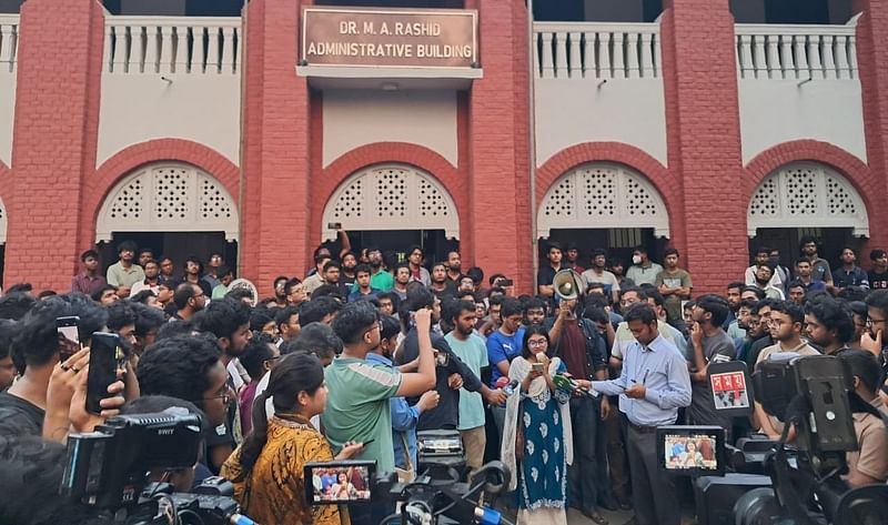 বুয়েটের ড. এম এ রশীদ প্রশাসনিক ভবনের সামনে সংবাদ সম্মেলন করেন আন্দোলনকারী শিক্ষার্থীরা। ঢাকা, ২ এপ্রিল