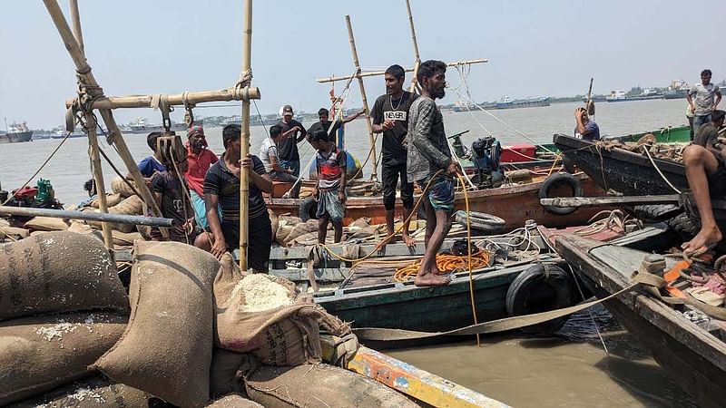 ডুবে যাওয়া চালবোঝাই বাল্কহেড জাহাজ থেকে চাল উদ্ধারকাজ শুরু হয়েছে