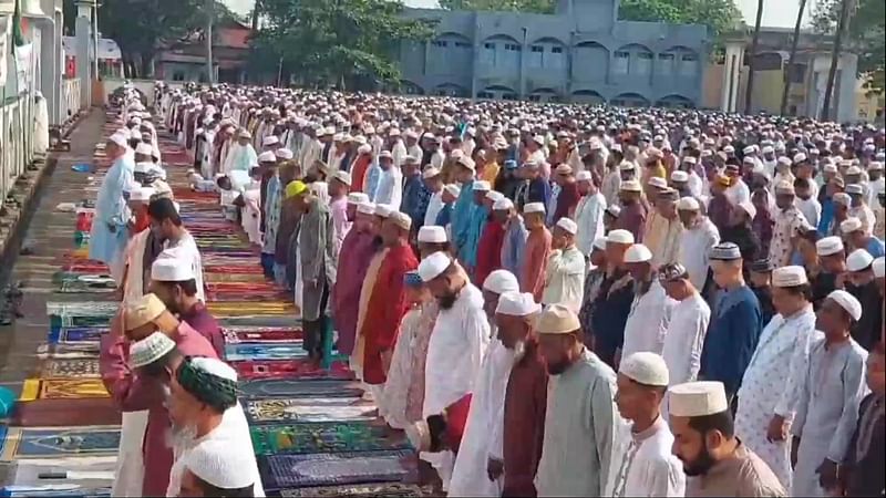 সুনামগঞ্জে কেন্দ্রীয় ঈদগাহ ময়দানে ঈদের নামাজ আদায়ে সমবেত মুসল্লিরা।