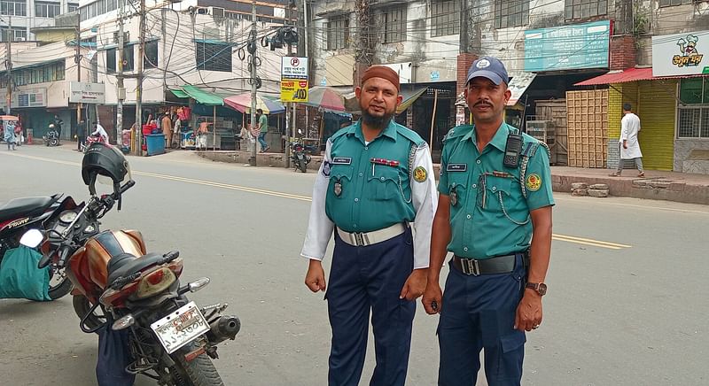 খুলনা শিশু হাসপাতাল মোড়ে দায়িত্ব পালন করছেন ট্রাফিক পুলিশের সদস্যরা। আজ সকালে তোলা