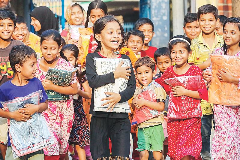 প্রথম আলো বন্ধুসভার ‘সহমর্মিতার ঈদ’ অনুষ্ঠানে ২০০ জন সুবিধাবঞ্চিত শিশুর জন্য নতুন জামা উপহার ও তাদের পরিবারের জন্য খাদ্যসহায়তা দেওয়া হয়