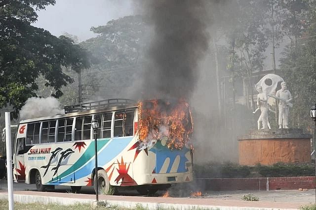 চট্টগ্রাম প্রকৌশল ও প্রযুক্তি বিশ্ববিদ্যালয় বন্ধ ঘোষণা পর বাসে আগুন দেন বিক্ষুদ্ধ শিক্ষার্থীরা। গত বৃহস্পতিবার দুপুরে