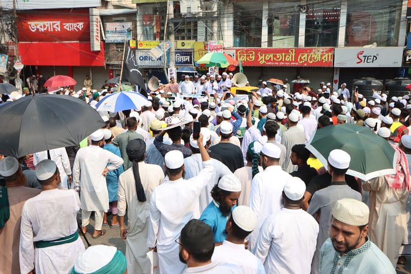 মধুখালীতে দুজনকে হত্যার ঘটনায় বিচারের দাবিতে সমাবেশ। শুক্রবার দুপুরে শহরের মুজিব সড়কে জনতা ব্যাংকের মোড়ে