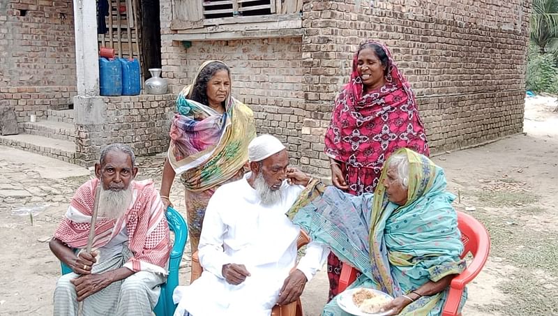 ৩৪ বছর পর বাড়ি ফিরে ঈদের দিন মায়ের হাতে সেমাই খেলেন রফিকুল ইসলাম