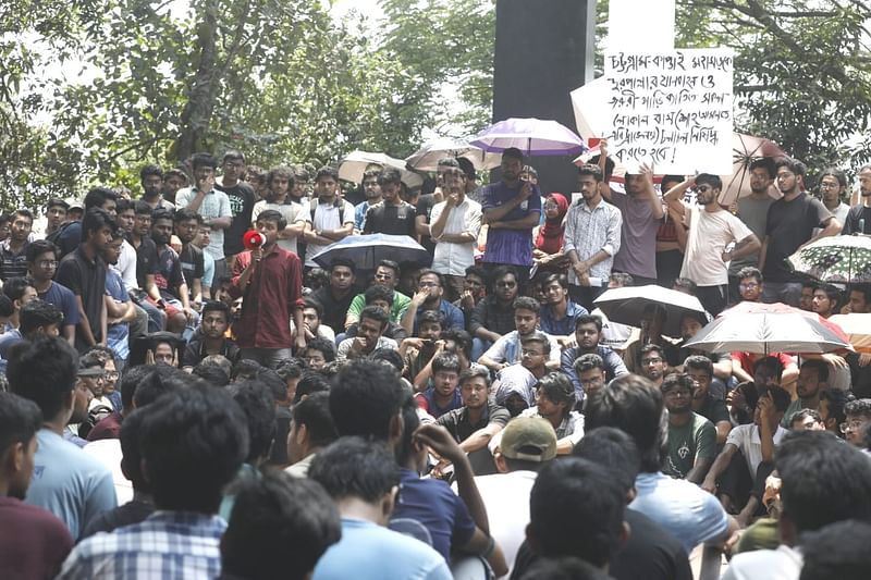 তৃতীয় দিনের বিক্ষোভের সময় সংবাদ সম্মেলন করে যথাযথ ক্ষতিপূরণের দাবি জানান চুয়েট শিক্ষার্থীরা। আজ দুপুরে চুয়েট ক্যাম্পাসের শহীদ মিনার প্রাঙ্গণে