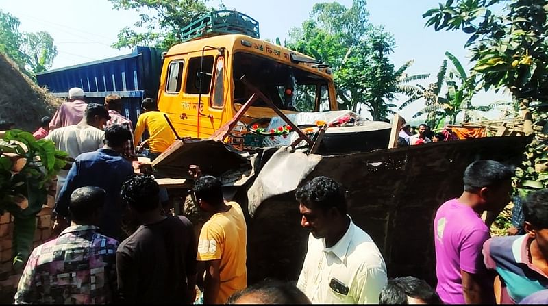 পানবোঝাই ট্রাকের সঙ্গে ট্রাক্টরের মুখোমুখি সংঘর্ষে দুজন নিহত হয়েছেন। আজ বুধবার সকাল সাড়ে আটটার দিকে পঞ্চগড়ের বোদা পৌরসভার খাটোপাড়া-কাঁঠালতলী এলাকায় বোদা-দেবীগঞ্জ সড়কে।