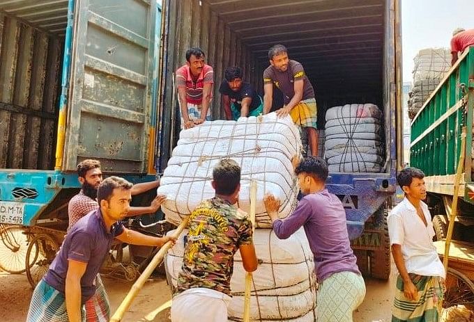 নরসিংদীর শেখেরচর-বাবুরহাট পাইকারি কাপড় ও পোশাকের অন্যতম বৃহৎ মোকাম। এখান থেকে দেশের নানা প্রান্তের পাইকারি ব্যবসায়ীরা বিপুল পরিমাণ কাপড় ও পোশাক কিনে নিয়ে যান। সম্প্রতি তোলা ছবি