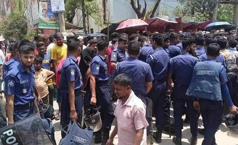 বকেয়া বেতনের দাবিতে পোশাক কারখানার শ্রমিকেরা সড়ক অবরোধ করেন। রোববার দুপুরে নারায়ণগঞ্জ সদর উপজেলার এনায়েতনগর ইউনিয়নের শাসনগাঁও এলাকায়