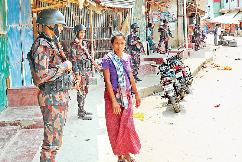 ব্যাংকে হামলা ও গোলাগুলির ঘটনার পর গতকাল বান্দরবানের থানচি বাজারের বেশির ভাগ দোকান ছিল বন্ধ। সতর্ক পাহারায় ছিলেন বর্ডার গার্ড বাংলাদেশের (বিজিবি) সদস্যরা। গতকাল দুপুরে