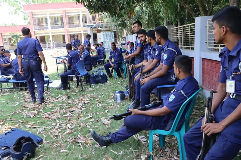 দুই শ্রমিককে পিটিয়ে হত্যার ঘটনার পর ফরিদপুরের মধুখালীর ডুমাইন ইউনিয়নের পঞ্চপল্লি গ্রামে পুলিশ মোতায়েন করা হয়েছে। আজ শুক্রবার সকালে